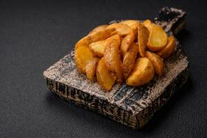 delizioso croccante fritte Patata cunei con sale, spezie e erbe aromatiche foto