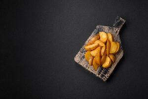 delizioso croccante fritte Patata cunei con sale, spezie e erbe aromatiche foto