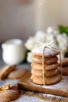 biscotti di farina d'avena fatti in casa su un tagliere di legno foto
