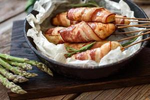 rollè con pancetta e macinato di pollo su spezzatino con asparagi freschi foto