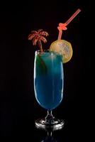 rinfrescante curacao blu fresco sul bancone del bar. cocktail a una festa foto