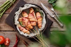 rollè con pancetta e macinato di pollo su spezzatino con asparagi freschi foto