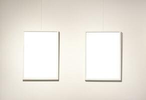 vuoto immagine montatura su grigio parete con raggiante lampada, finto su foto