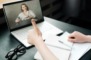 virtuale connessioni. donna impegna nel in linea discussione, opera a partire dal casa, libero professionista, video conferenza, distanza formazione scolastica, e in linea incontri concetto foto