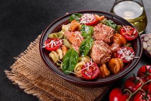 buonissima pasta fresca con polpette, sugo, pomodorini e basilico foto