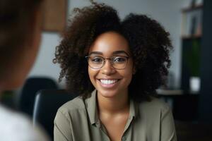 fiducioso adulto 30 anni vecchio africano americano femmina psicologo consulenza un' cliente. ai generato foto