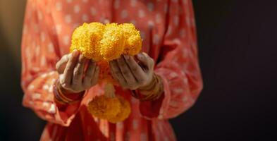 indù cerimonie, rituali, spiritualità, religione e speranza concetto. donna partecipazioni calendula fiori , rispetto e resa. ghirlande siamo offerto per onore di Dio e dee foto