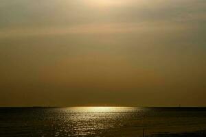 bellissimo paesaggio di tramonto nel il sera con diverso tono sfondo, bene per generale scopi. foto