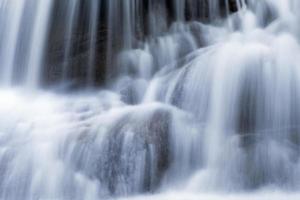 cascata che scorre sul calcare foto