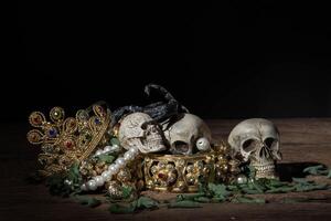 natura morta teschio e scorpione con gioielli pirata in oro tesoro foto
