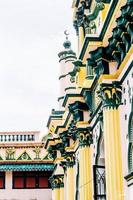 moschea edificio dipinto di verde e giallo a singapore. foto