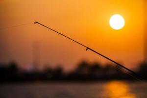 dettagli della canna da pesca vicino al mare foto