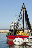 barca da pesca altamente dettagliata e il concetto di mare foto