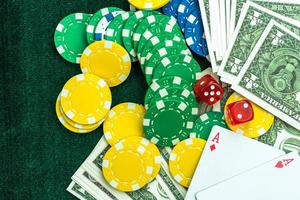 concetto di fiches e dadi di carte da poker di gioco d'azzardo foto