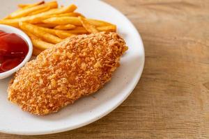 filetto di petto di pollo fritto con patatine fritte e ketchup foto