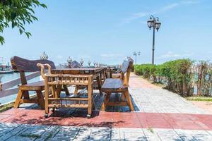 sedia e tavolo al ristorante con terrazza con sfondo vista mare foto