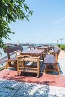 sedia e tavolo al ristorante con terrazza con sfondo vista mare foto