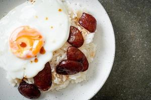 riso con uovo fritto e salsiccia cinese - cibo fatto in casa in stile asiatico foto