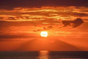 bellissimo tramonto arancione dorato sull'oceano. foto