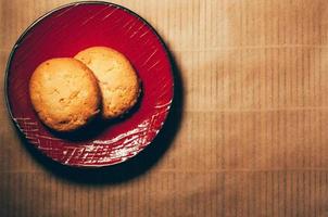 biscotti su un piattino rosso foto