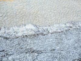 roccia di montagna con pietre grigie, caucaso. sfondo, primo piano foto