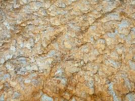 roccia di montagna con pietre grigie, bianche, marroni, caucaso foto