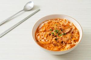 udon coreani ramen noodles con maiale in zuppa di kimchichi