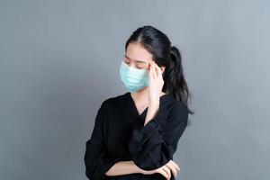 la donna asiatica che indossa la maschera medica protegge la polvere del filtro pm2.5 foto