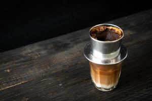 caffè al latte caldo che gocciola in stile vietnam foto