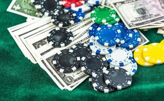 concetto di fiches e dadi di carte da poker di gioco d'azzardo