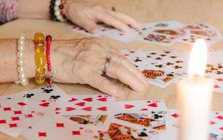 indovinare la lettura delle carte, la magia della nonna, la predizione del futuro, le mani delle donne foto