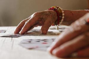 indovinare la lettura delle carte, la magia della nonna, la predizione del futuro, le mani delle donne foto