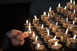 accendere candele in una chiesa