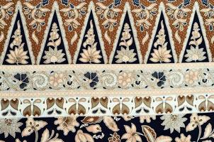 il modello per i vestiti tradizionali malesi include il batik foto