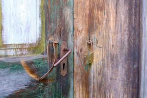 vecchia porta con una serratura rotta foto