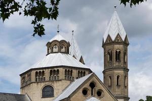 basilica dei santi apostoli, chiesa romanica a Colonia foto