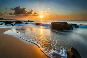 il sole sorge al di sopra di il oceano e onde su un' spiaggia. ai-generato foto