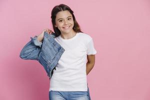 adolescente casual e moderna che indossa una giacca di jeans foto