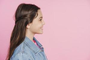 vista laterale di un profilo di una bella ragazza adolescente foto