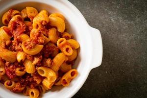 maccheroni con salsa di pomodoro e carne di maiale macinata, chop suey americano e gulasch americano foto