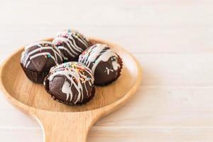 pallina di cioccolato fantasia su piatto di legno foto