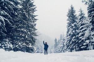figura di un uomo che cammina in un paesaggio invernale foto