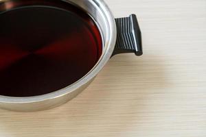 zuppa nera in pentola calda per shabu o sukiyaki - stile cibo giapponese foto