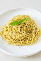 pasta spaghetti al pesto - cibo vegetariano e stile alimentare italiano foto