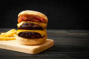 hamburger o hamburger di manzo con formaggio e pancetta - stile alimentare malsano foto