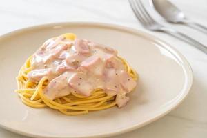 spaghetti fatti in casa salsa di panna bianca con prosciutto - stile italiano