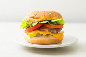 hamburger di maiale con formaggio su piatto bianco foto