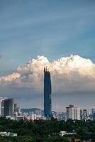 Kuala Lumpur, Malesia 2021- skyline della città di Kuala Lumpur la sera con nuvole drammatiche durante il tramonto, preso dal punto di vista di Bukit Tunku, Kuala Lumpur foto