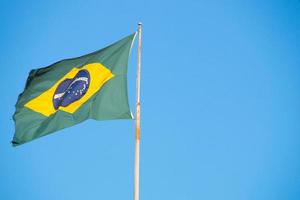 bandiera del brasile all'aperto con un bel cielo azzurro sullo sfondo