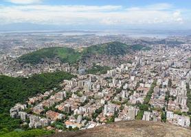 vista della città di rio de janeiro dalla vetta del picco perduto foto